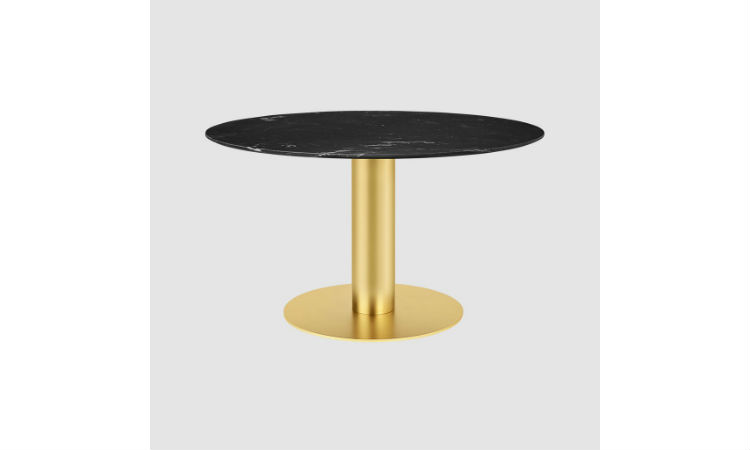 Dining Table – Round – Dia. 130cm – Brass base de Gubi