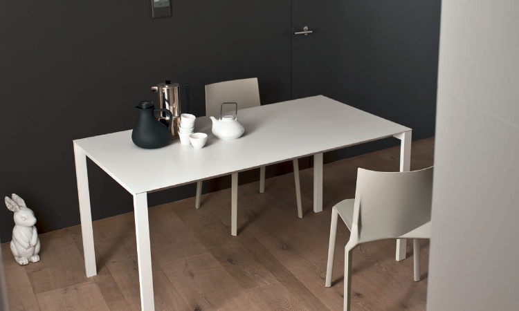 Table Thin-K de Kristalia, design Luciano Bertoncini