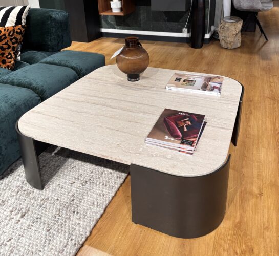 Table basse avec un plateau en travertin modèle Horizon de Papadatos