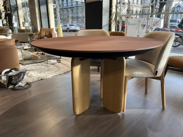 table en déstockage, table extensible, meuble d’exposition en promotion, meuble haut de gamme à prix réduit, mobilier en déstockage à Lyon, meuble de showroom en promotion, mobilier disponible immédiatement.