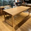 table en déstockage, table extensible, meuble d’exposition en promotion, meuble haut de gamme à prix réduit, mobilier en déstockage à Lyon, meuble de showroom en promotion, mobilier disponible immédiatement.