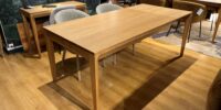 table en déstockage, table extensible, meuble d’exposition en promotion, meuble haut de gamme à prix réduit, mobilier en déstockage à Lyon, meuble de showroom en promotion, mobilier disponible immédiatement.