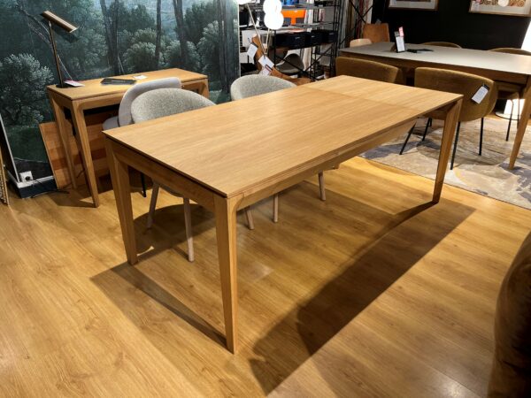 table en déstockage, table extensible, meuble d’exposition en promotion, meuble haut de gamme à prix réduit, mobilier en déstockage à Lyon, meuble de showroom en promotion, mobilier disponible immédiatement.