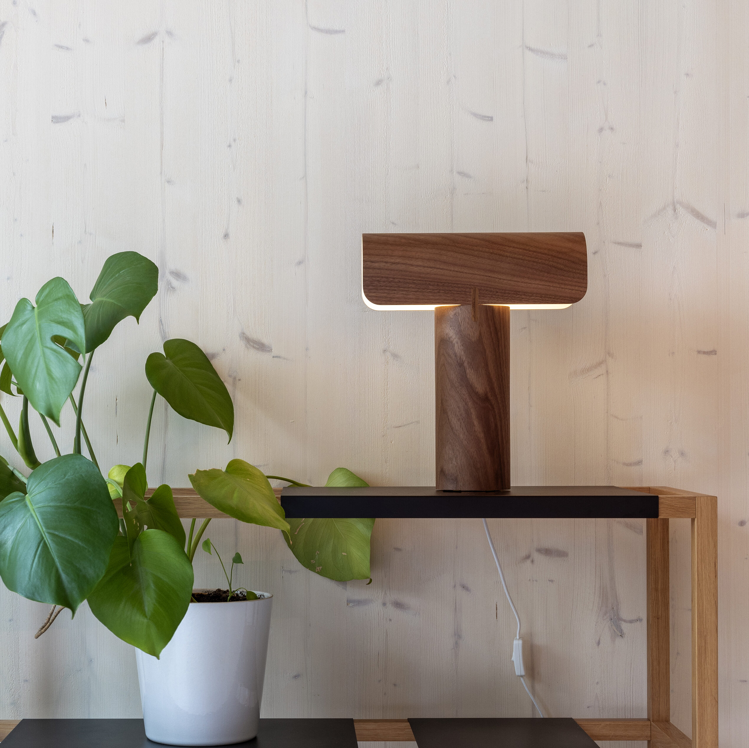 lampe-secto-teelo-placage-noyer